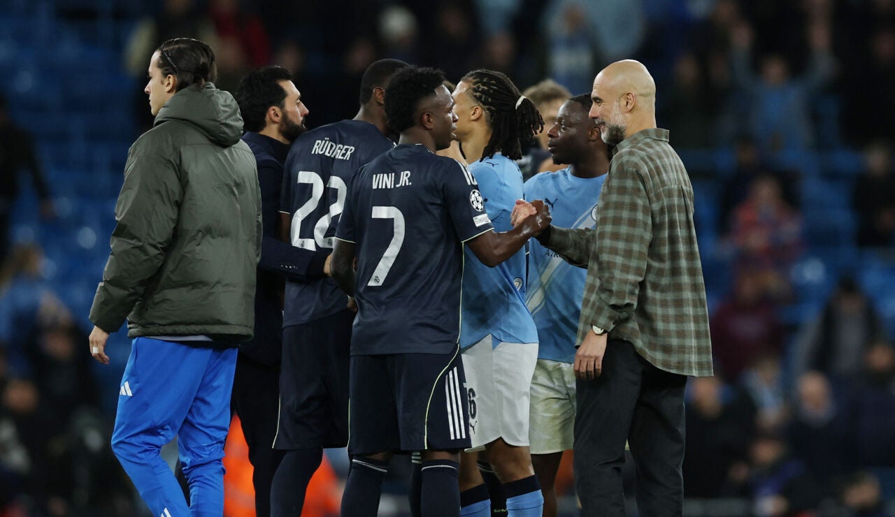Pep Guardiola saluda a Vin&iacute;cius tras el partido en el Etihad Stadium