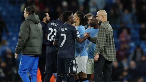 Pep Guardiola saluda a Vin&iacute;cius tras el partido en el Etihad Stadium