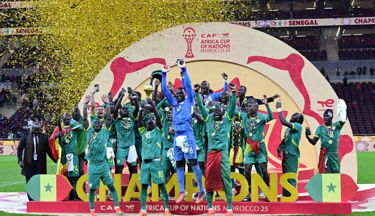 Los futbolistas de Senegal levantan el trofeo de la Copa &Aacute;frica en el estadio Prince Moulay Abdellah de Rabat