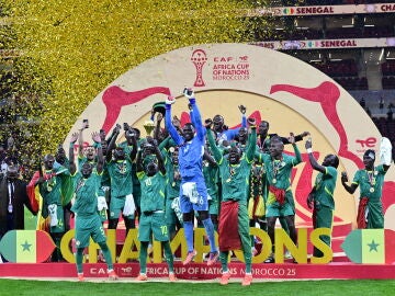 Los futbolistas de Senegal levantan el trofeo de la Copa &Aacute;frica en el estadio Prince Moulay Abdellah de Rabat