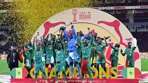 Los futbolistas de Senegal levantan el trofeo de la Copa &Aacute;frica en el estadio Prince Moulay Abdellah de Rabat