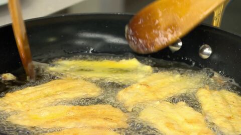 Incorpora las anchoas y fríelas a fuego moderado durante 1 minuto