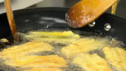 Incorpora las anchoas y fríelas a fuego moderado durante 1 minuto Incorpora las anchoas y fríelas a fuego moderado durante 1 minuto