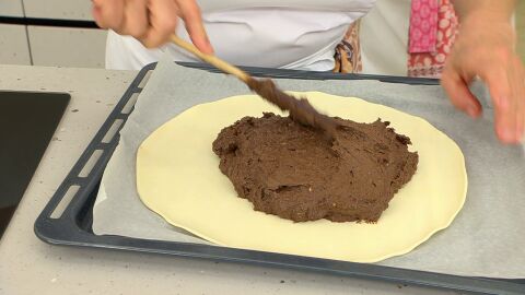 Pon encima la crema con cacao y repártela por toda la base