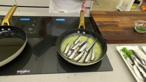 Introduce las anchoas y cocínalas durante 2 minutos