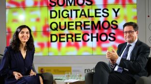 El ministro Oscar L&oacute;pez junto a la creadora Yolanda Dom&iacute;nguez, en el evento Somos Digitales y Tenemos Derechos.