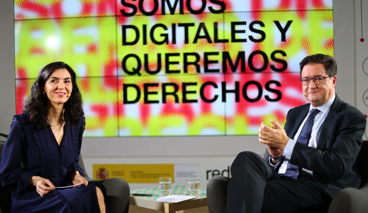 El ministro Oscar L&oacute;pez junto a la creadora Yolanda Dom&iacute;nguez, en el evento Somos Digitales y Tenemos Derechos.