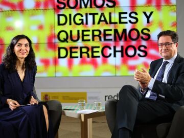 El ministro Oscar L&oacute;pez junto a la creadora Yolanda Dom&iacute;nguez, en el evento Somos Digitales y Tenemos Derechos.