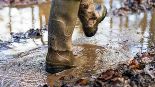 Botas de agua en zona inundada Botas de agua en zona inundada