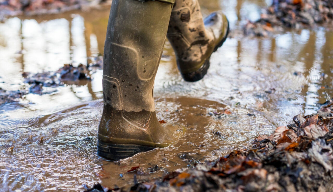 Botas de agua en zona inundada