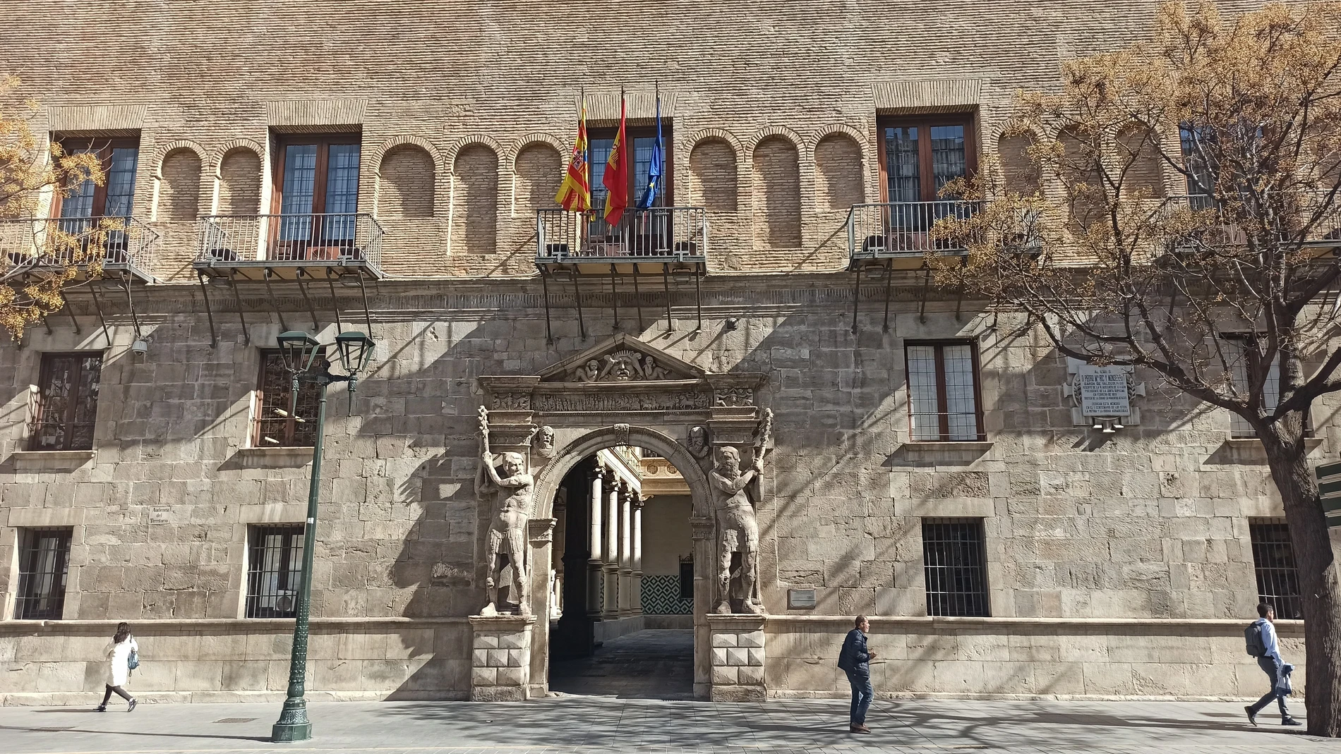 Palacio de los Luna de Zaragoza, sede del Tribunal Superior de Justicia de Aragón (TSJA), de la Fiscalía Superior y de la Secretaría del Gobierno. Palacio de los Luna de Zaragoza, sede del Tribunal Superior de Justicia de Aragón (TSJA), de la Fiscalía Superior y de la Secretaría del Gobierno.