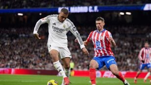 Mbapp&eacute; controla un bal&oacute;n ante Lenglet