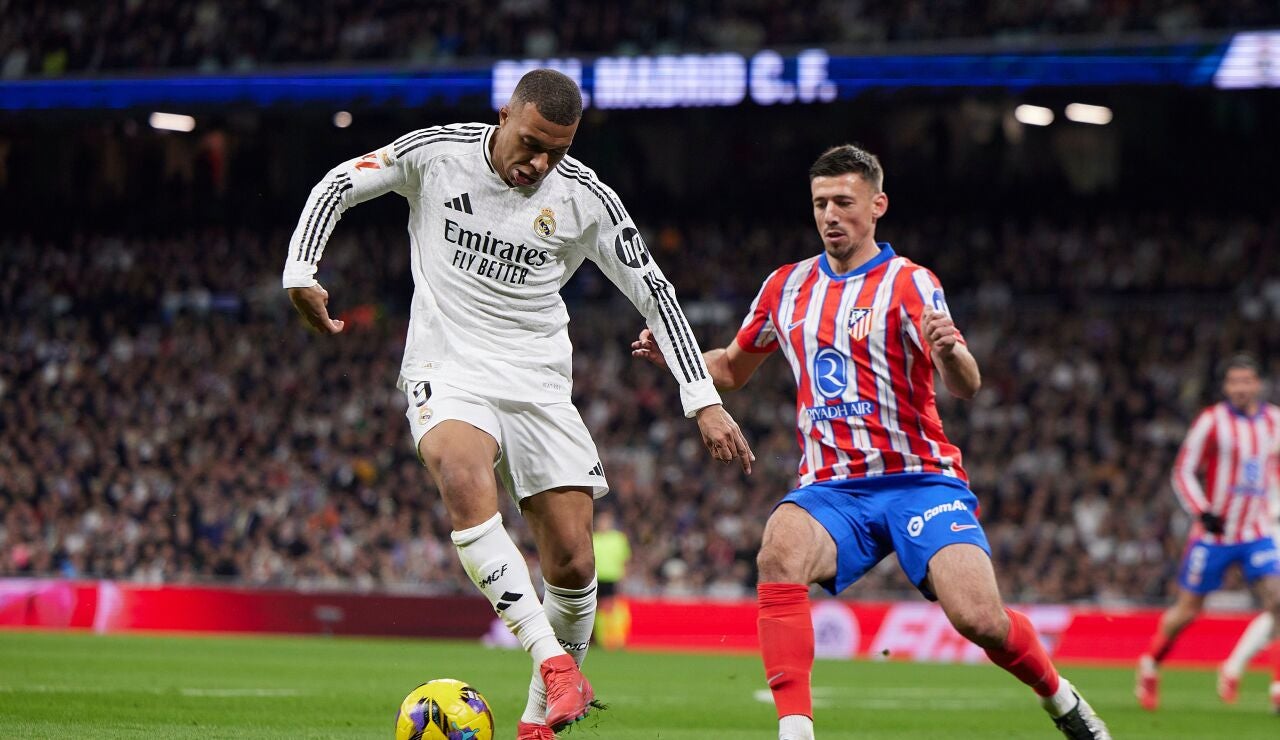 Mbapp&eacute; controla un bal&oacute;n ante Lenglet