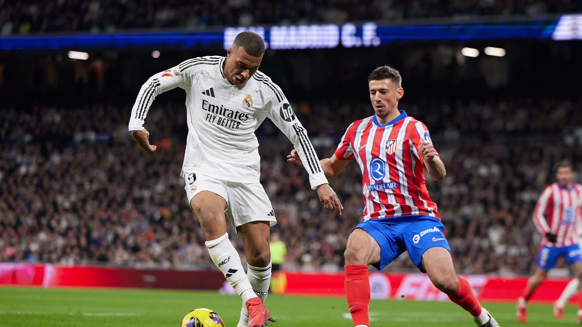 Mbappé controla un balón ante Lenglet Mbappé controla un balón ante Lenglet