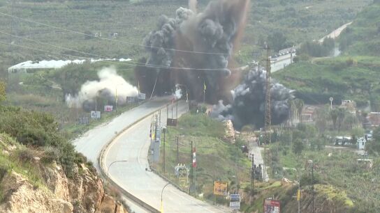 Impactantes im&aacute;genes del bombardeo israel&iacute; que ha derribado un puente sobre el r&iacute;o Litani, L&iacute;bano