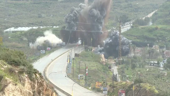 Impactantes imágenes del bombardeo israelí que ha derribado un puente sobre el río Litani, Líbano Impactantes imágenes del bombardeo israelí que ha derribado un puente sobre el río Litani, Líbano