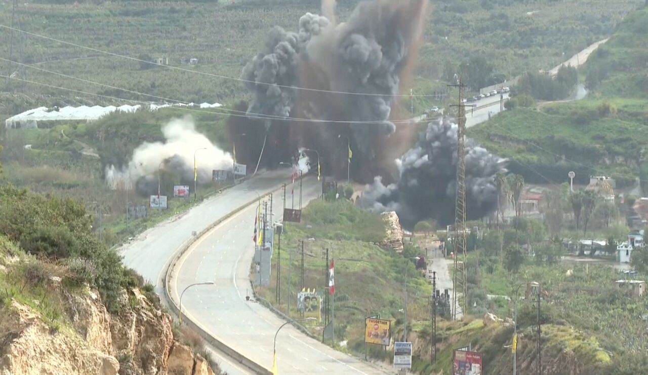 Impactantes im&aacute;genes del bombardeo israel&iacute; que ha derribado un puente sobre el r&iacute;o Litani, L&iacute;bano