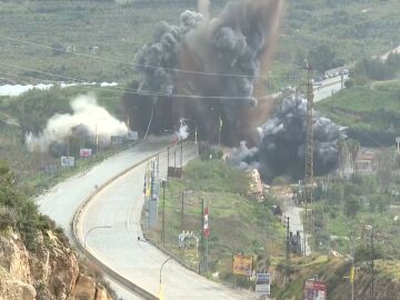 Impactantes im&aacute;genes del bombardeo israel&iacute; que ha derribado un puente sobre el r&iacute;o Litani, L&iacute;bano