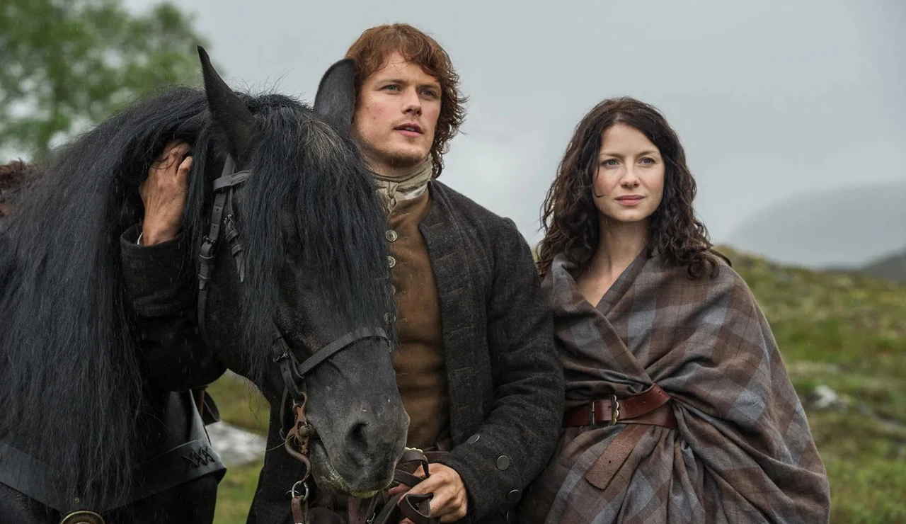 Caitriona Balfe y Sam Heughan en Outlander