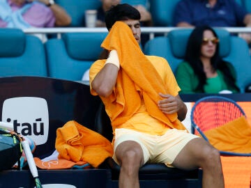 Alcaraz durante el partido ante Korda en Miami