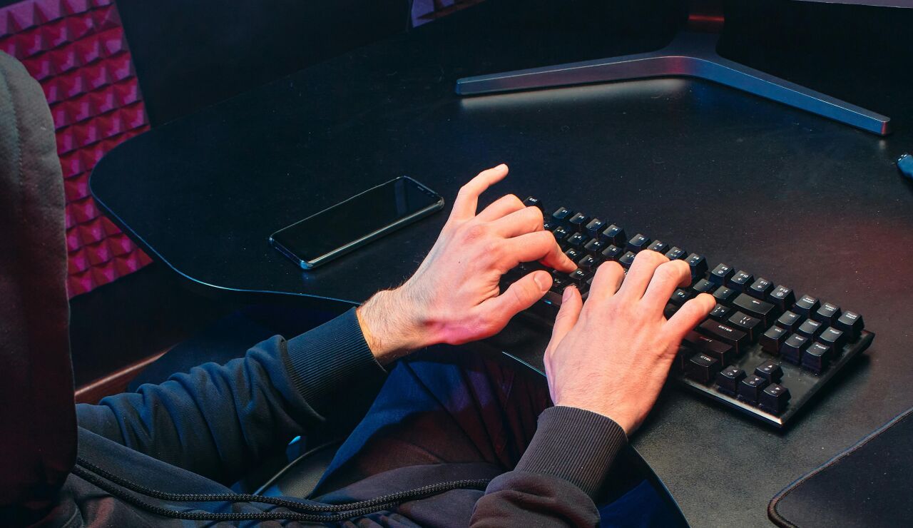 Imagen de un hombre frente al ordenador