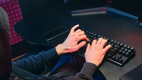 Imagen de un hombre frente al ordenador Imagen de un hombre frente al ordenador