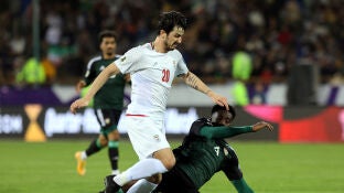 Sardar Azmoun durante un partido con la selecci&oacute;n iran&iacute;