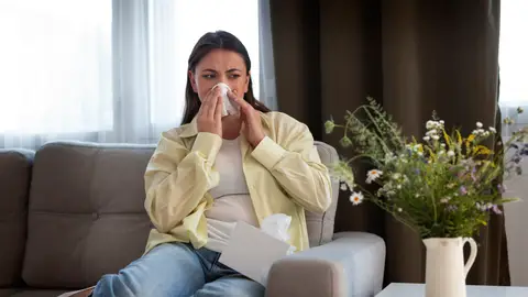 Mujer con alergia Mujer con alergia