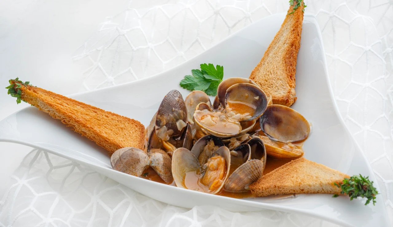 Receta sencilla, completa y fácil de Karlos Arguiñano: almejas al pimentón