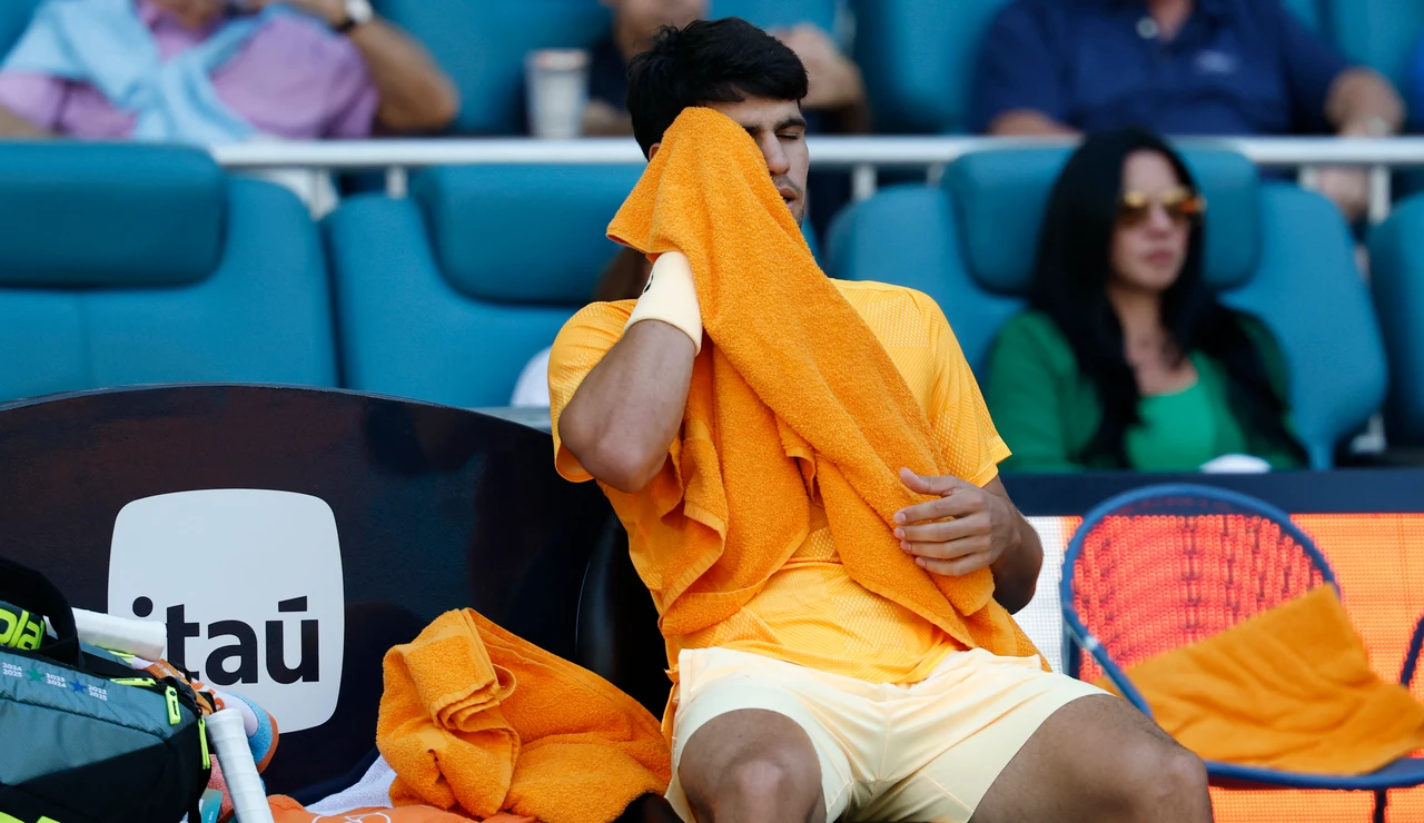 Carlos Alcaraz, cabizbajo en el partido ante Korda