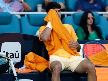 Carlos Alcaraz, cabizbajo en el partido ante Korda