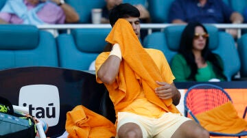 Carlos Alcaraz, cabizbajo en el partido ante Korda