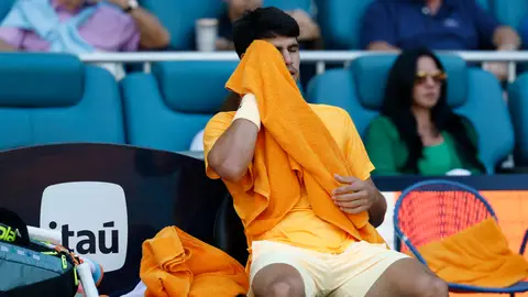 Carlos Alcaraz, cabizbajo en el partido ante Korda Carlos Alcaraz, cabizbajo en el partido ante Korda