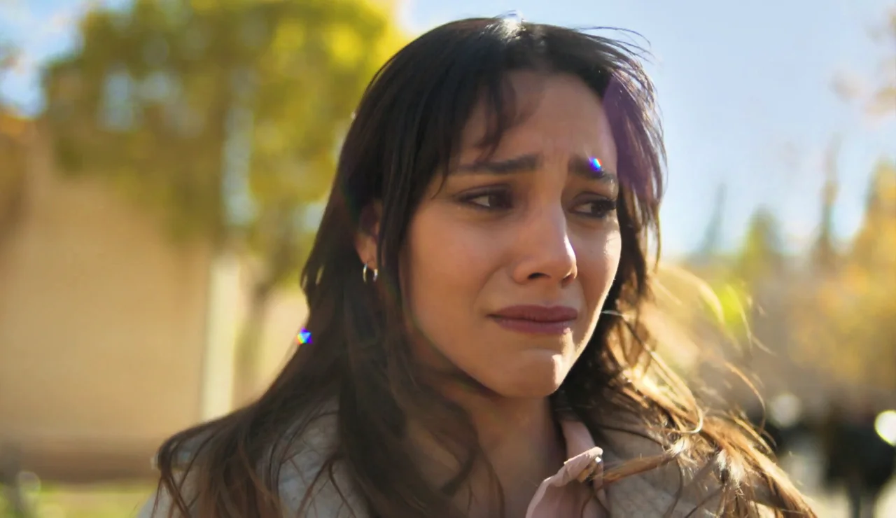 Zerrin intenta olvidarlo, pero la reacción de Kaya lo complica todo entre ellos