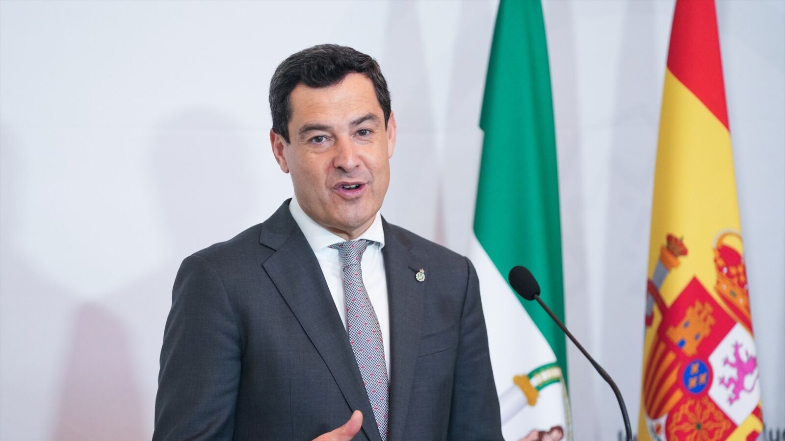 Juanma Moreno podría perder la mayoría absoluta en Andalucía, según un sondeo