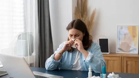 Mujer con alergia Mujer con alergia