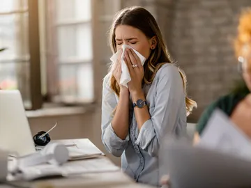 Mujer con alergia Mujer con alergia