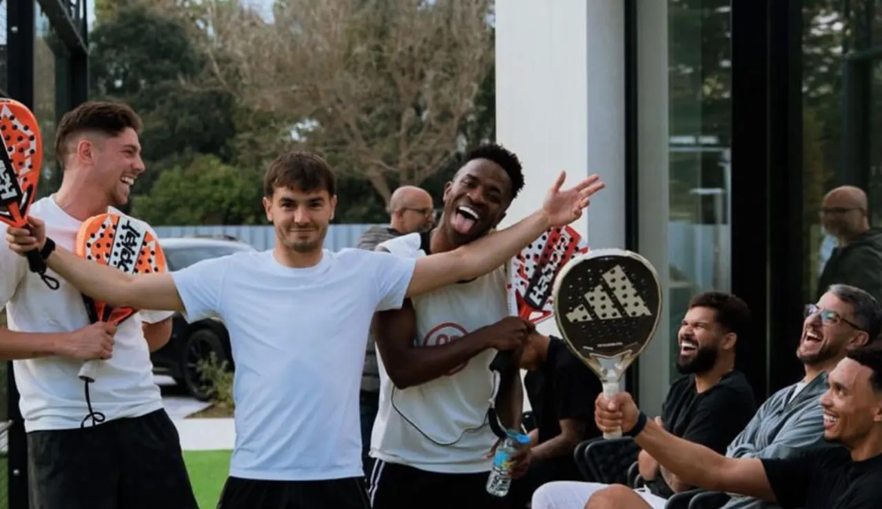 Valverde, Brahim, Vinícius y Brahim jugando a pádel