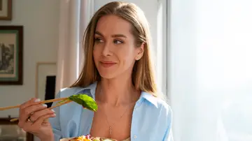 Mujer comiendo Mujer comiendo