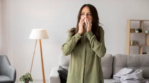 Mujer con alergia Mujer con alergia