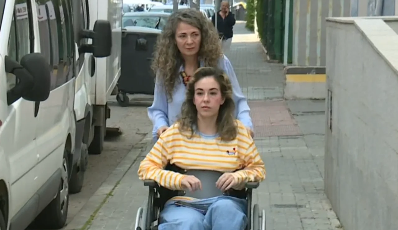 Amalia, la última herida de Adamuz, saliendo del hospital