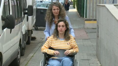 Amalia, la &uacute;ltima herida de Adamuz, saliendo del hospital