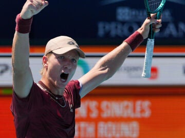 Landaluce celebra su remontada ante Korda en Miami