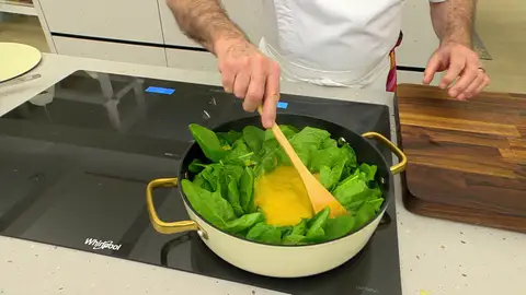 Añade un par de cucharones del caldo de cocción de los garbanzos e introduce las espinacas Añade un par de cucharones del caldo de cocción de los garbanzos e introduce las espinacas