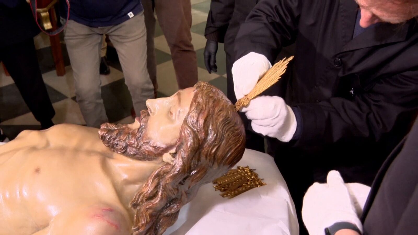 Restaurado un cristo de Paiporta sumergido en barro por la DANA 