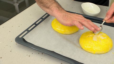 Llena con este azúcar húmedo las ranuras que le has hecho al bollo y los alrededores