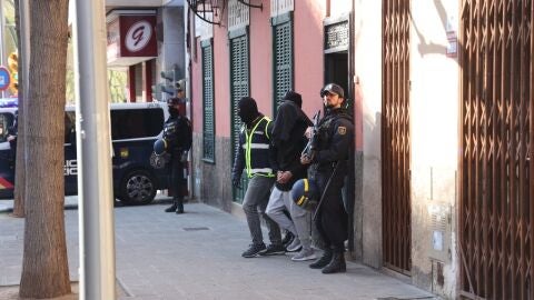 Un detenido, conducido por agentes de la Polic&iacute;a Nacional desplegados en Palma en una operaci&oacute;n antiterrorista.