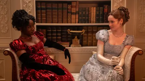 Masali Baduza como Michaela y Hannah Dodd como Francesca Bridgerton Masali Baduza como Michaela y Hannah Dodd como Francesca Bridgerton