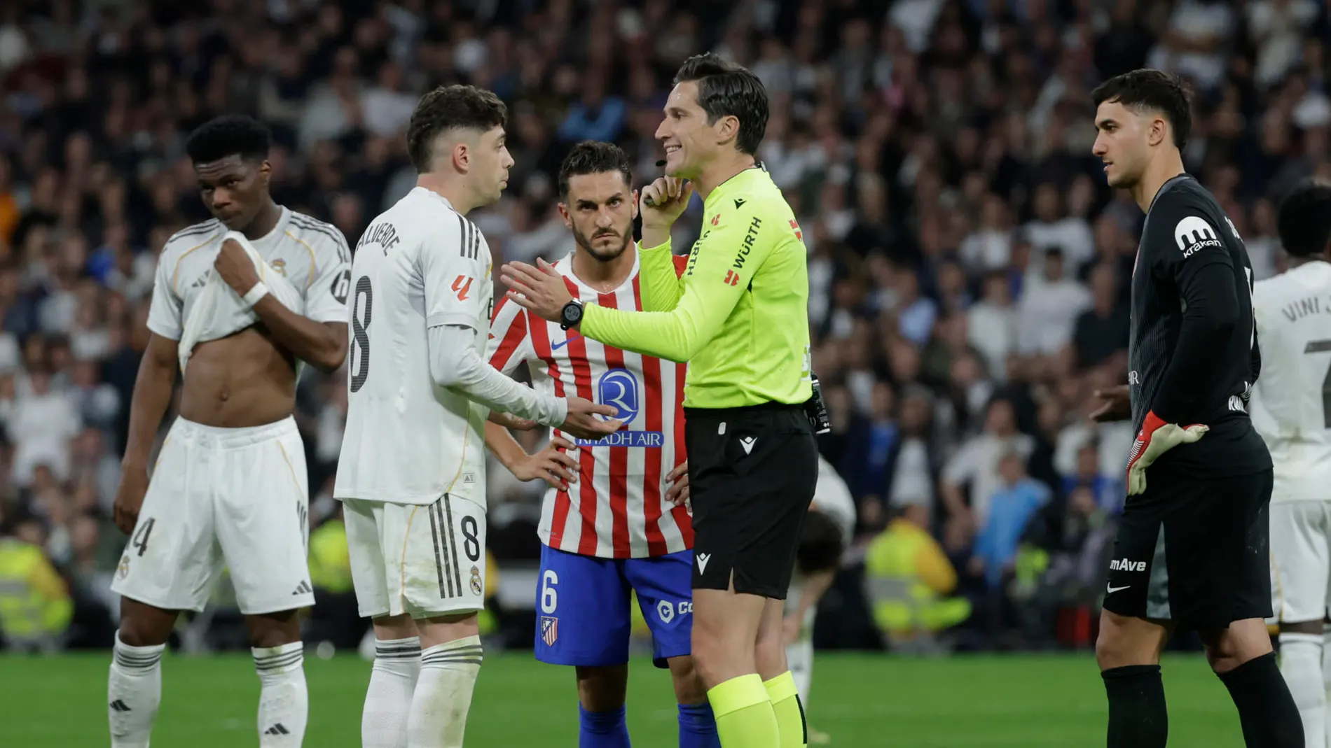 Fede Valverde tras ser expulsado por Munuera Montero Fede Valverde tras ser expulsado por Munuera Montero