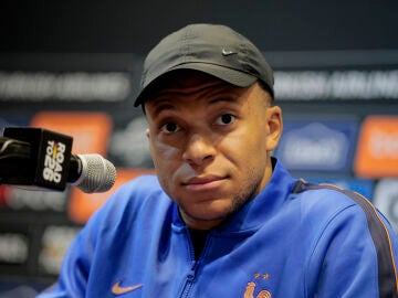 Mbapp&eacute; en rueda de prensa desde Boston